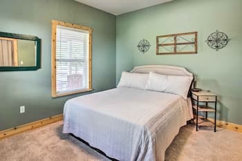 Kingston Home w/ Patio < 4 Mi to Lake Texoma!