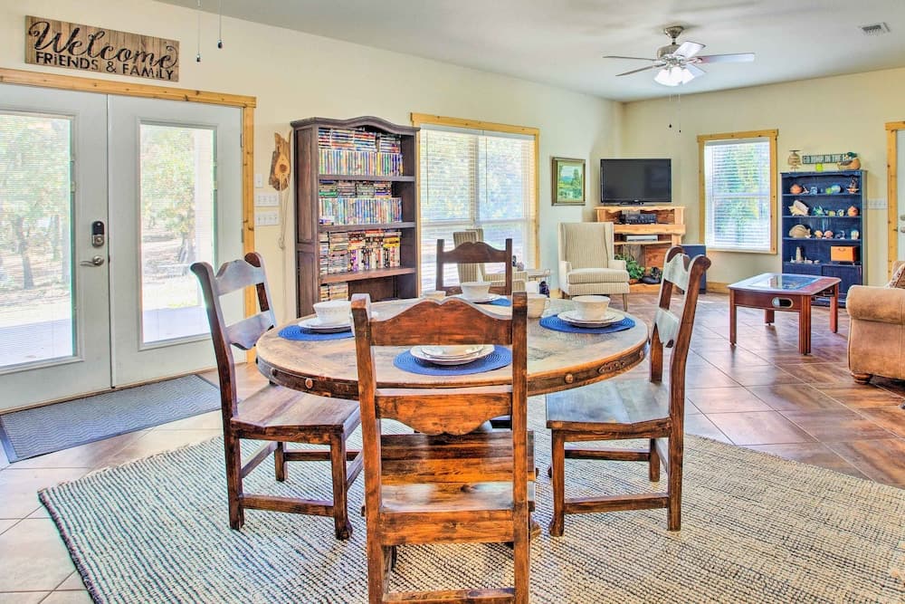 Kingston Home w/ Patio < 4 Mi to Lake Texoma!