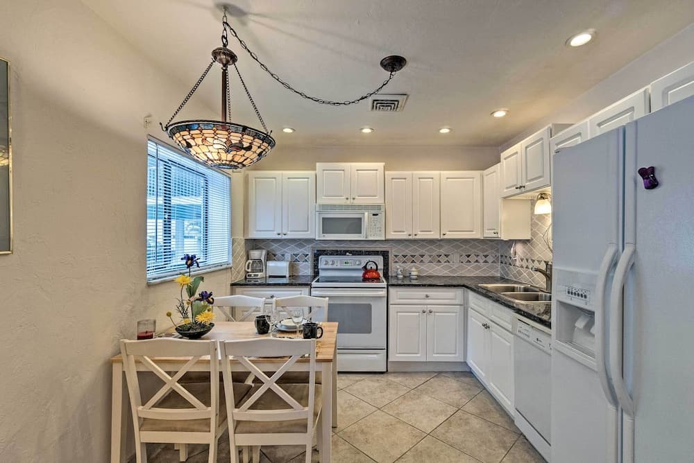 Updated Apartment Walking Distance to Venice Beach