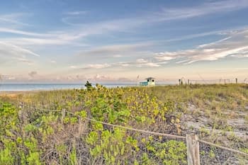 Updated Apartment Walking Distance to Venice Beach