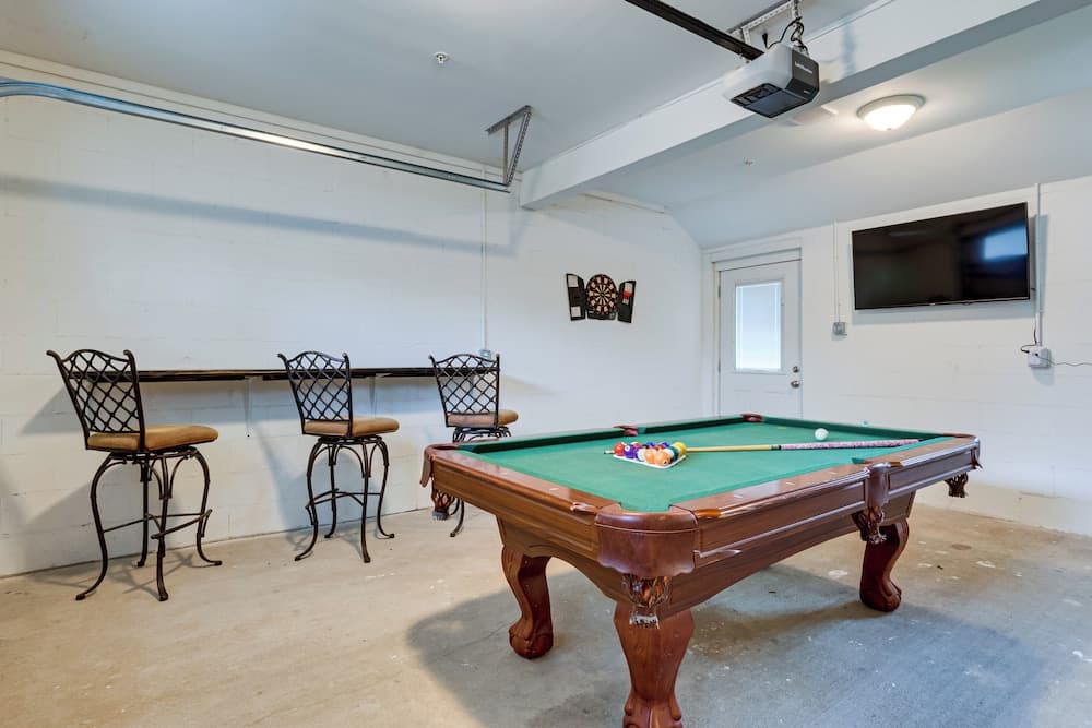 Game Room w/ Pool Table! Downtown Mobile Condo