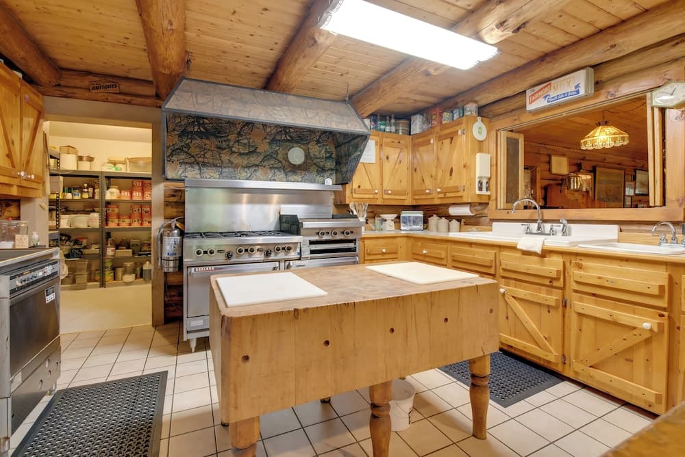 Handcrafted Log Cabin in Candor: Group Getaway!