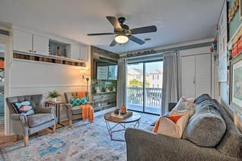Eclectic Condo w/ Balcony: 1 Block to Beach!