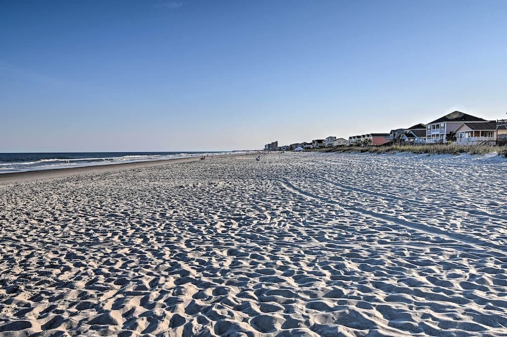 Eclectic Condo w/ Balcony: 1 Block to Beach!