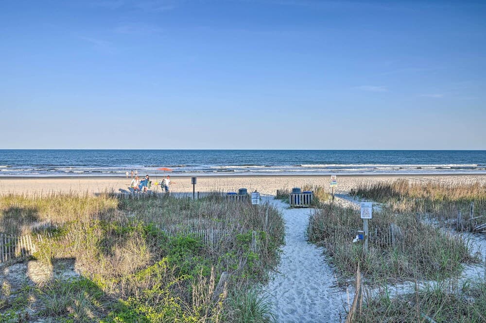 Eclectic Condo w/ Balcony: 1 Block to Beach!