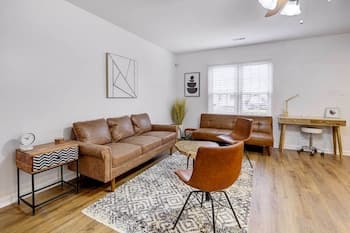 Contemporary Townhome ~ 7 Mi to Dtwn Raleigh!