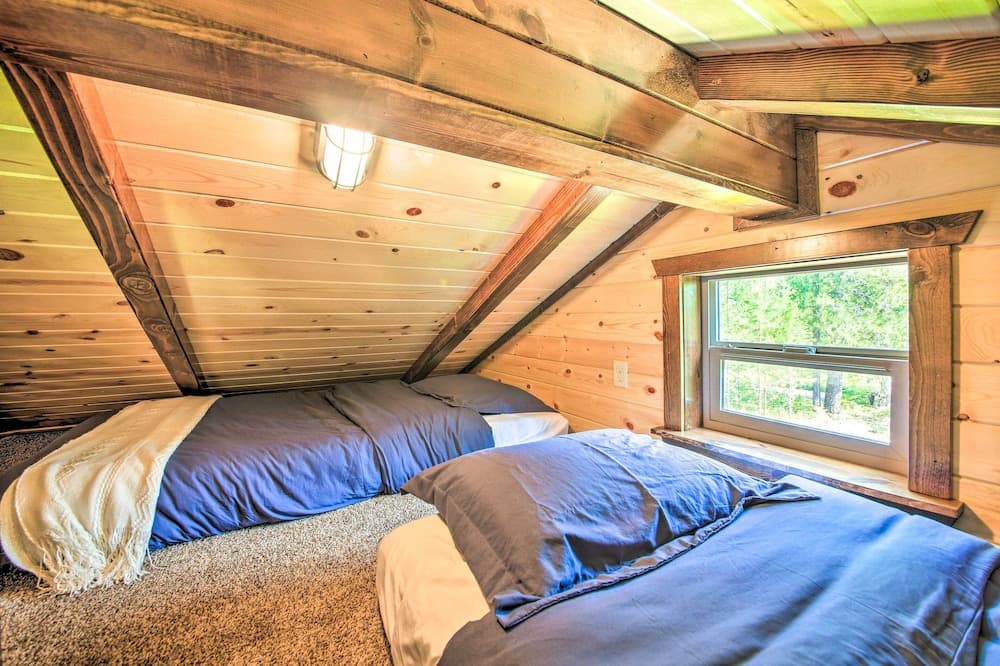 Rustic-chic Woodland Hideaway w/ Hot Tub!