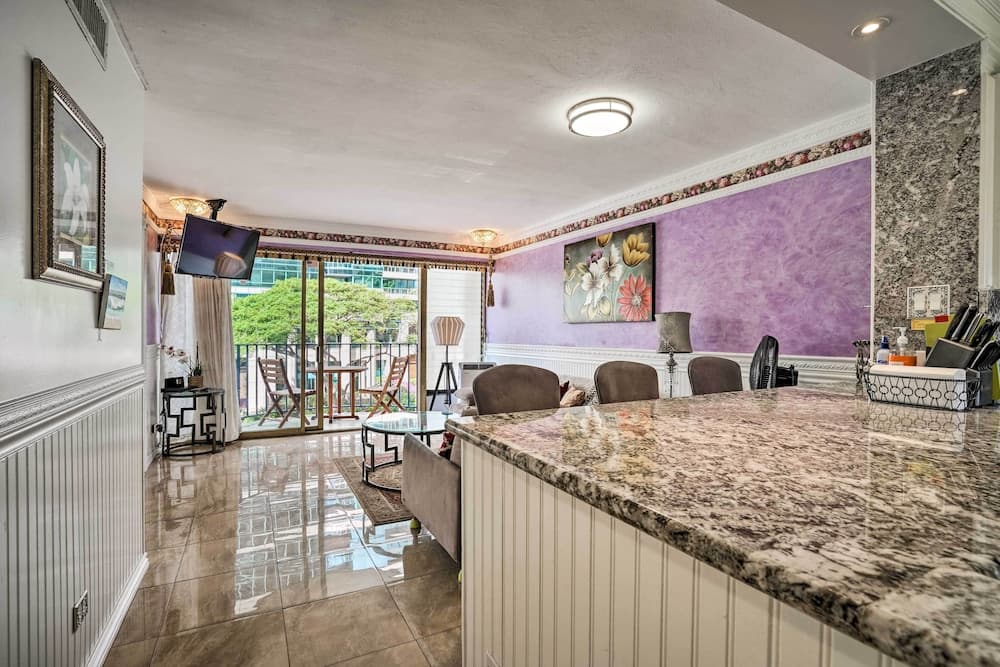 Waikiki Condo: Walk to Beach, Shops & Restaurants