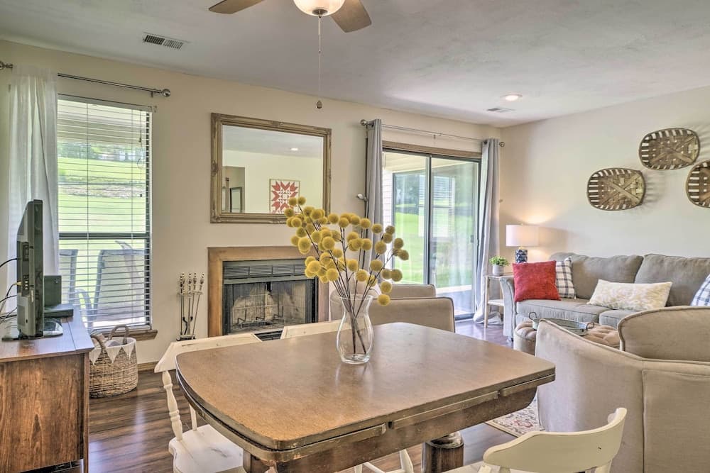 Pet-friendly Branson Retreat w/ Pool & Golf Access