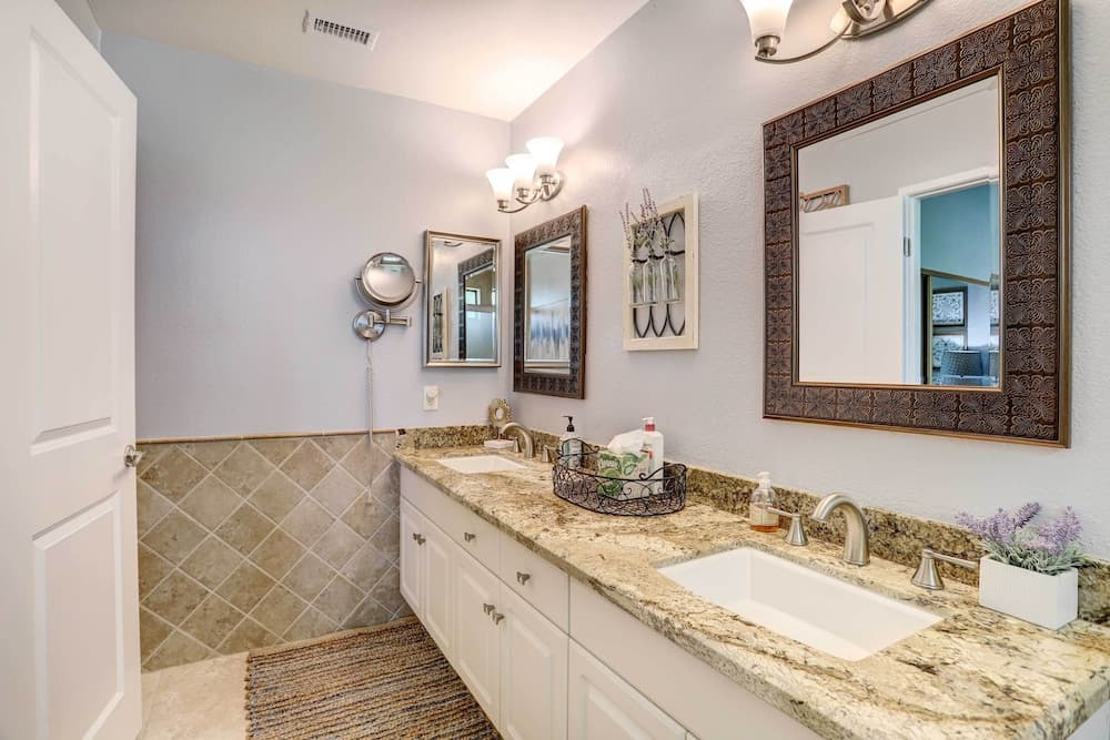 Golf Course View & Pool Access: Palm Desert Condo