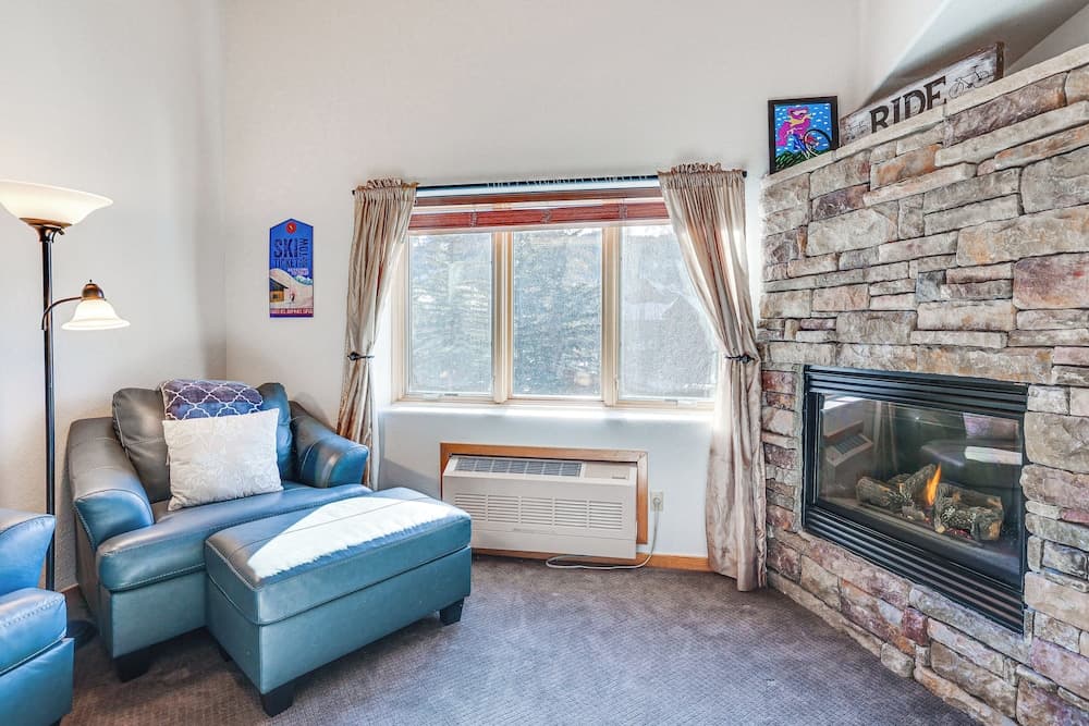 Walk to Lifts: Studio w/ Hot Tub in Keystone!