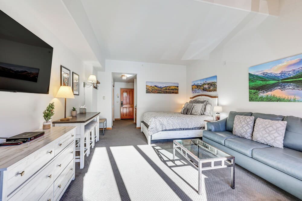 Walk to Lifts: Studio w/ Hot Tub in Keystone!