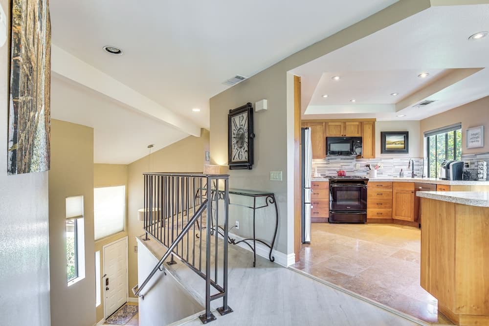 Lake, Mountain & Golf Views: Palm Valley Retreat