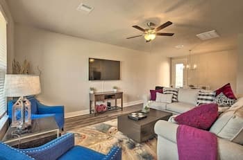 College Station Townhome w/ Furnished Patio!