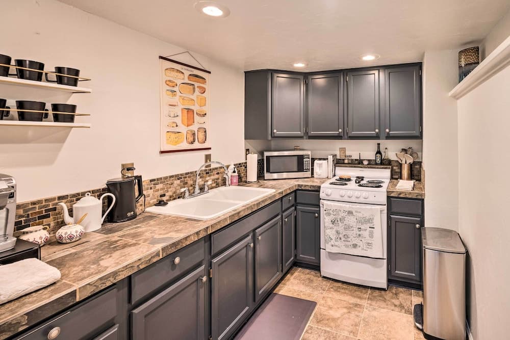 Luxe Garden-level Apartment w/ Sauna & Gym!