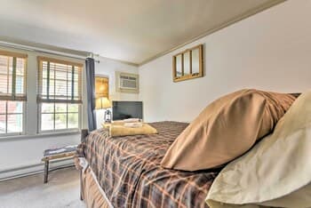 Townhome: Walk to Mirror Lake & Main Street!