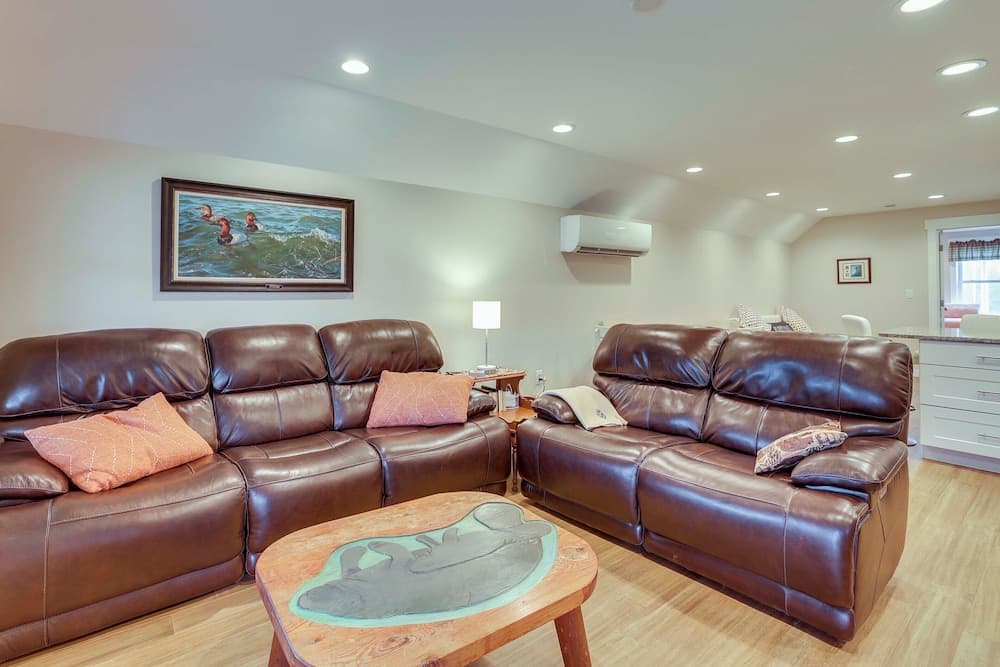 Cozy Solar-powered Loft: Walk to Lake Champlain!