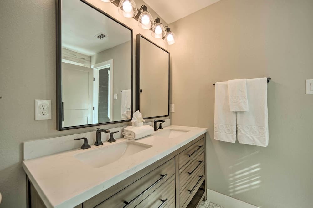 Gorgeous Cabin w/ Pergolas, Walk to River!