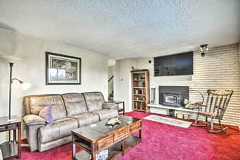 Vancouver Home w/ Hot Tub < 15 Mi to Portland!