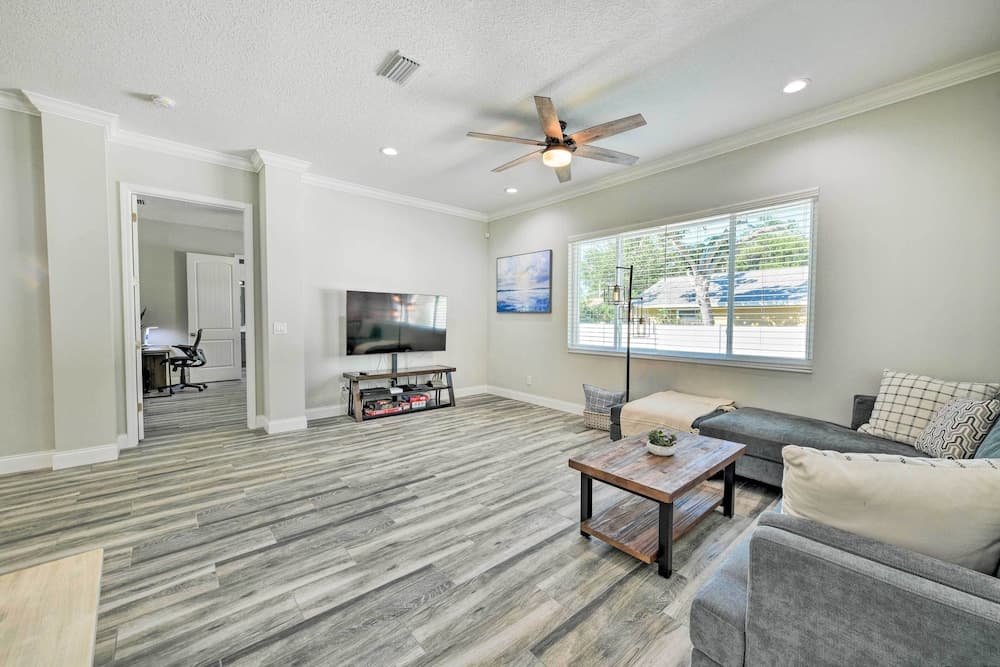 Beautiful Getaway ~ 4 Miles to Venice Beach!