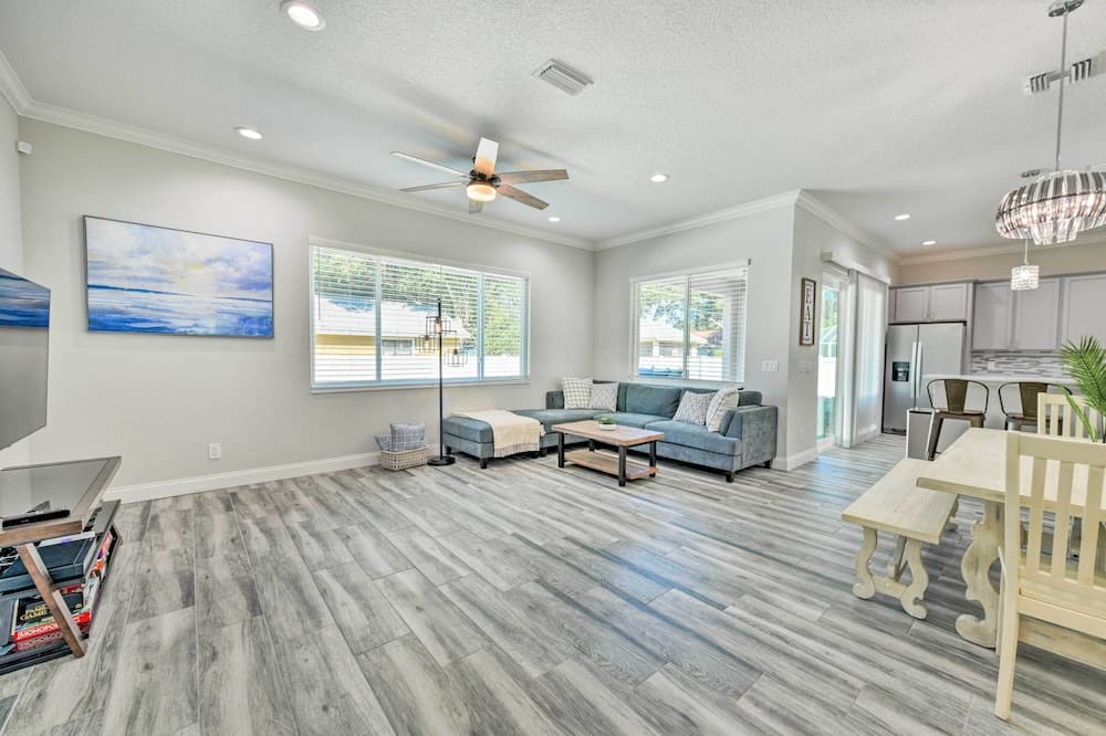 Beautiful Getaway ~ 4 Miles to Venice Beach!