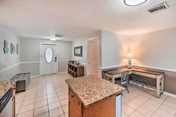 Naples Retreat w/ Hot Tub & Lanai - 1 Mi to Beach!