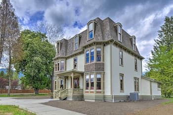 Historic, Victorian Villa w/ Park On-site