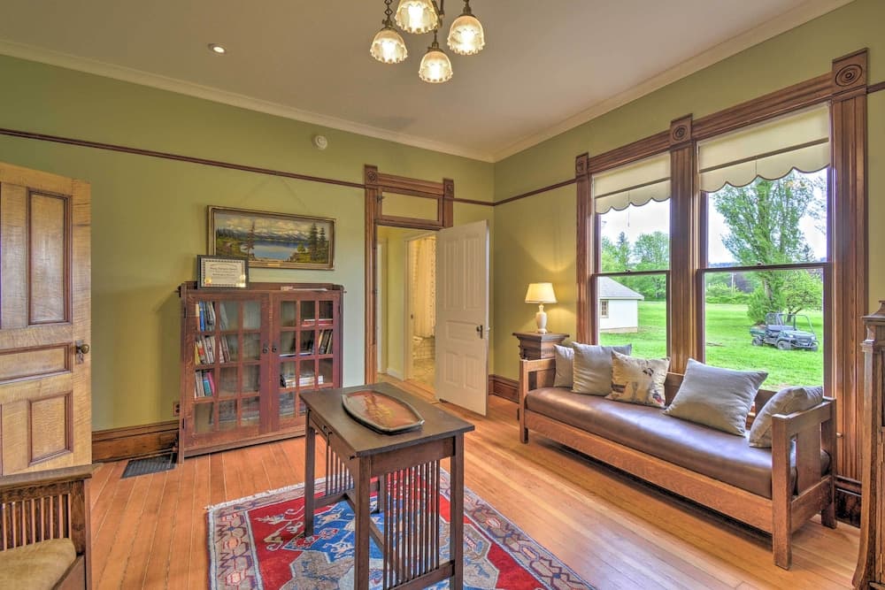 Historic, Victorian Villa w/ Park On-site