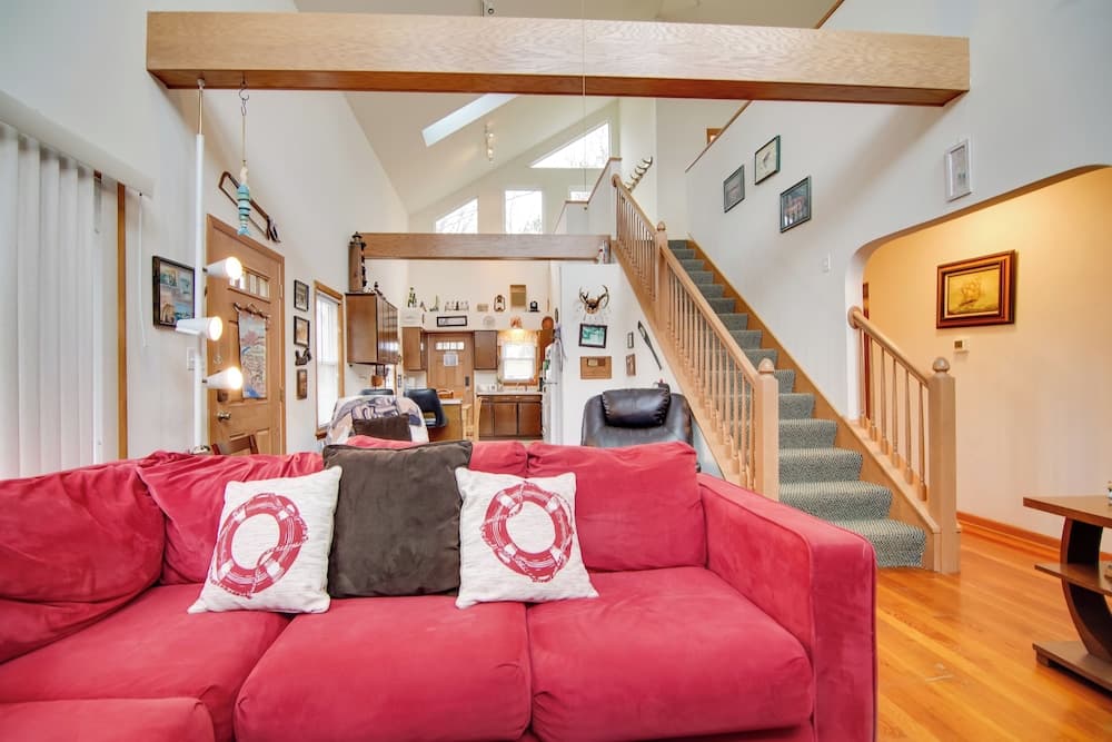 Twin Lakes Home - Walk to Lake Elizabeth!