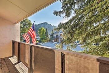 Red River Townhome With Balcony & Mtn Views!