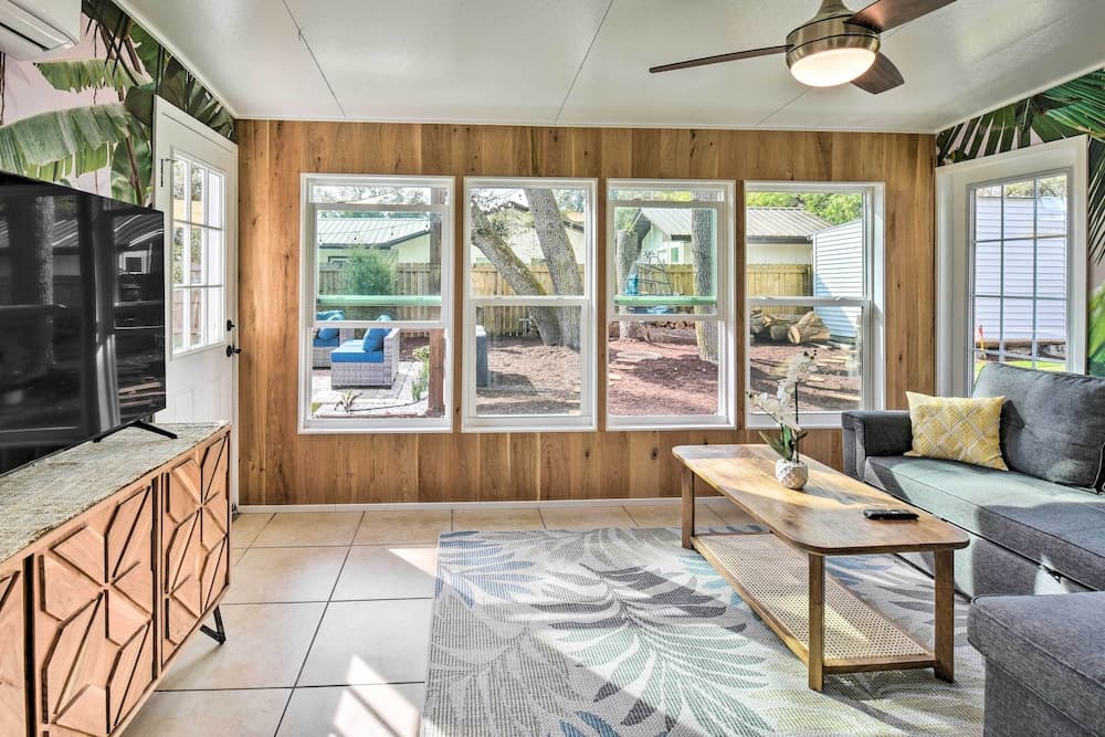 Emerald Coast Vacation Rental: 1 Mi to Beach