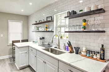 Kansas City Getaway ~ 2 Mi to Downtown!