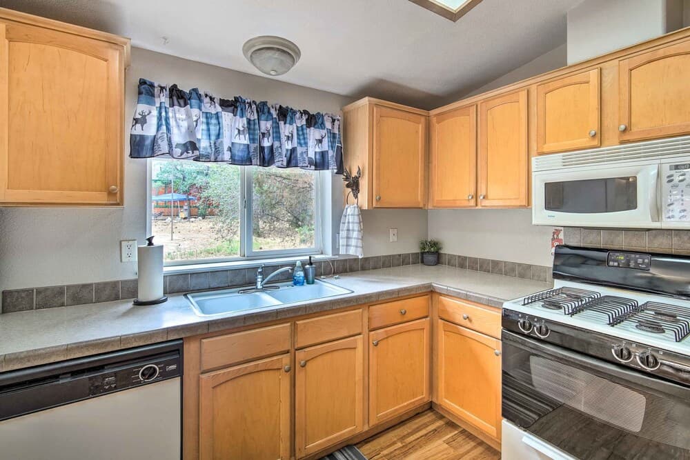 8 Mi to Big Bear Lake & Village: Sugarloaf Cabin!