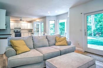 Marion Home w/ Private Deck < 1 Mi From Beach