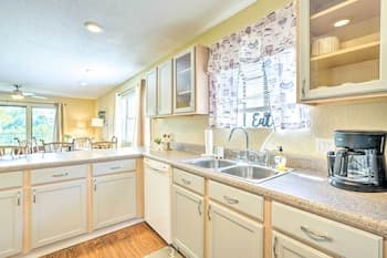 Branson Condo w/ Pool Access - Walk to Strip!