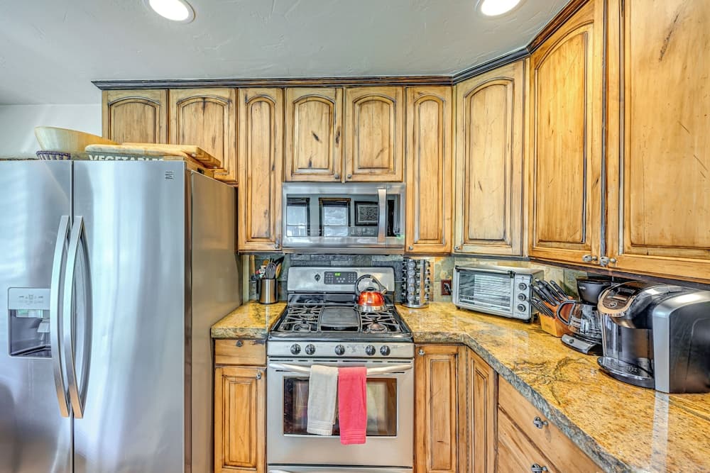 Duplex in Quiet Family Neighborhood 1 Mi to Skiing