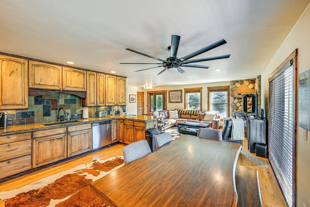 Duplex in Quiet Family Neighborhood 1 Mi to Skiing