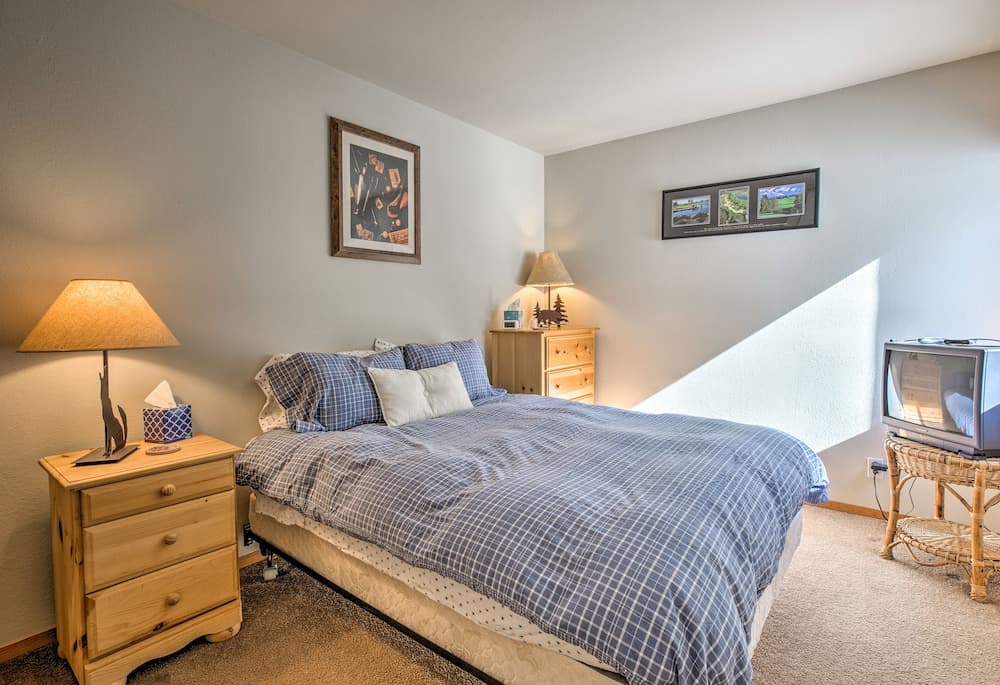 Cabin < 2 Mi to Tahoe Donner Downhill Ski Resort