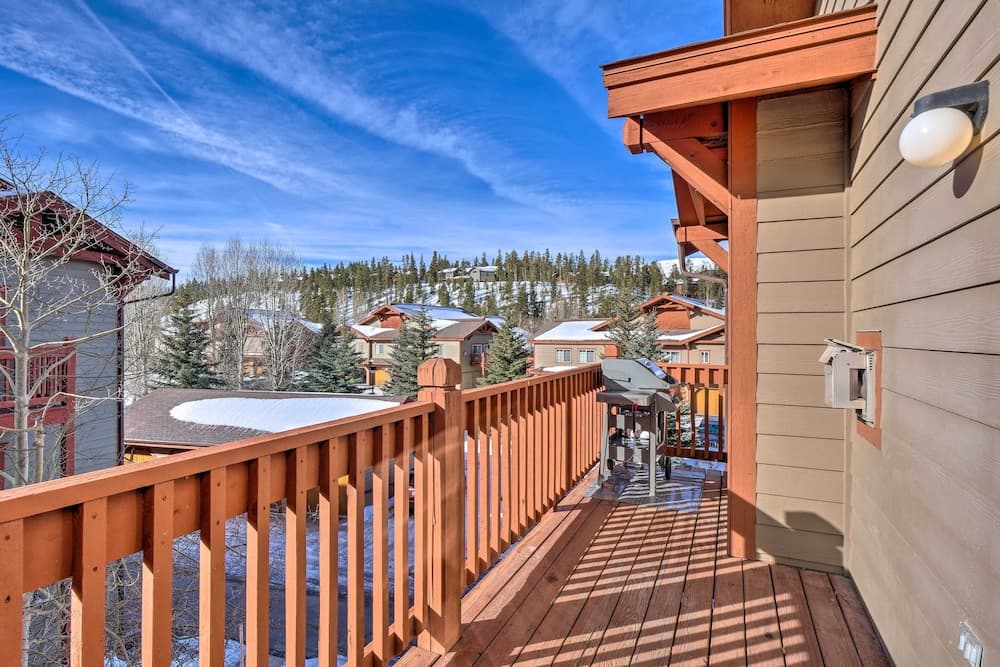 Balcony & Hot Tub Access: Modern Breck Escape!