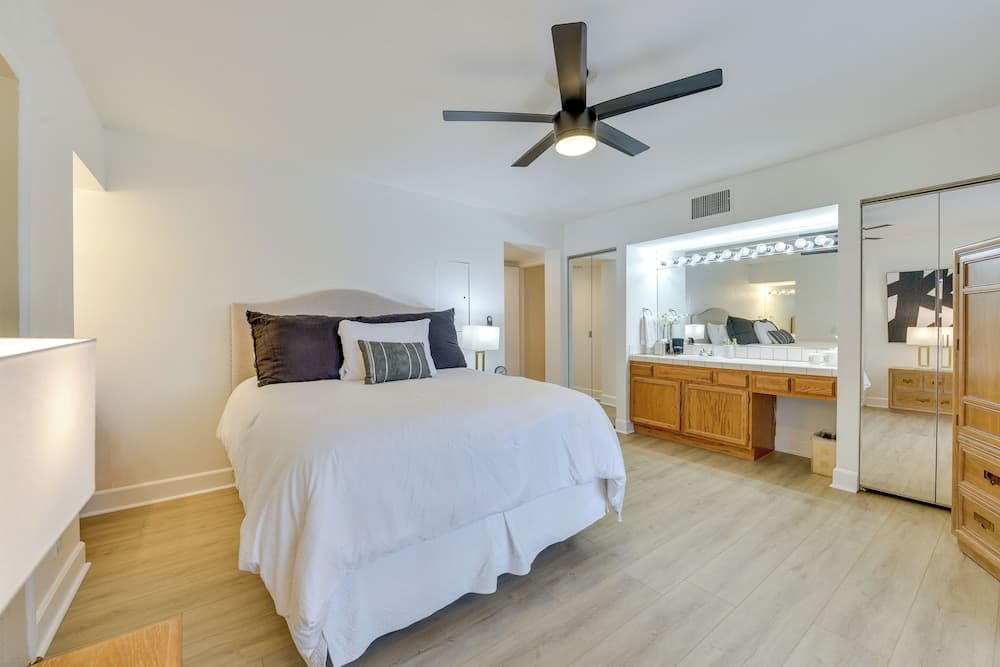 Quiet Palm Desert Condo: Workspace & Pool Access!