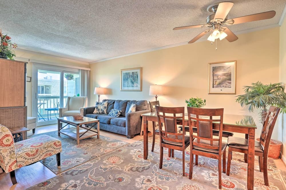 Walk to Beach! Isle of Palms Condo w/ Pool Access