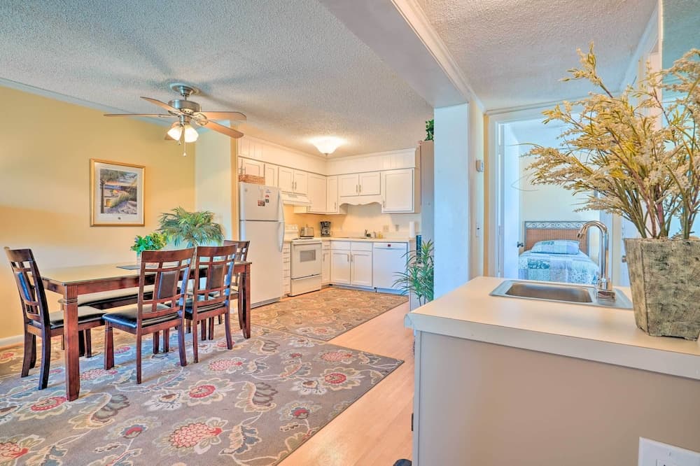 Walk to Beach! Isle of Palms Condo w/ Pool Access