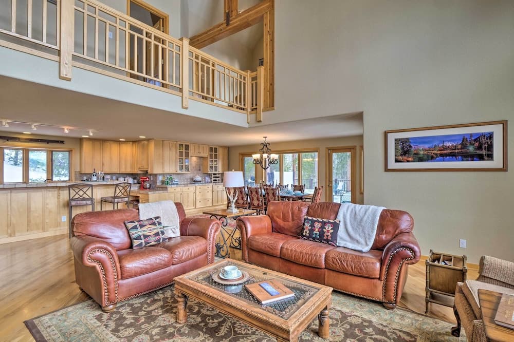 Grand Fraser Escape w/ Private Deck & Hot Tub