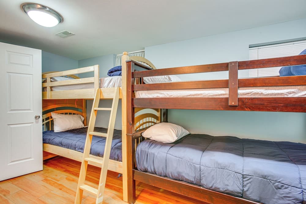 5 Mi to Mt Holiday: Spacious Home w/ Lake Views