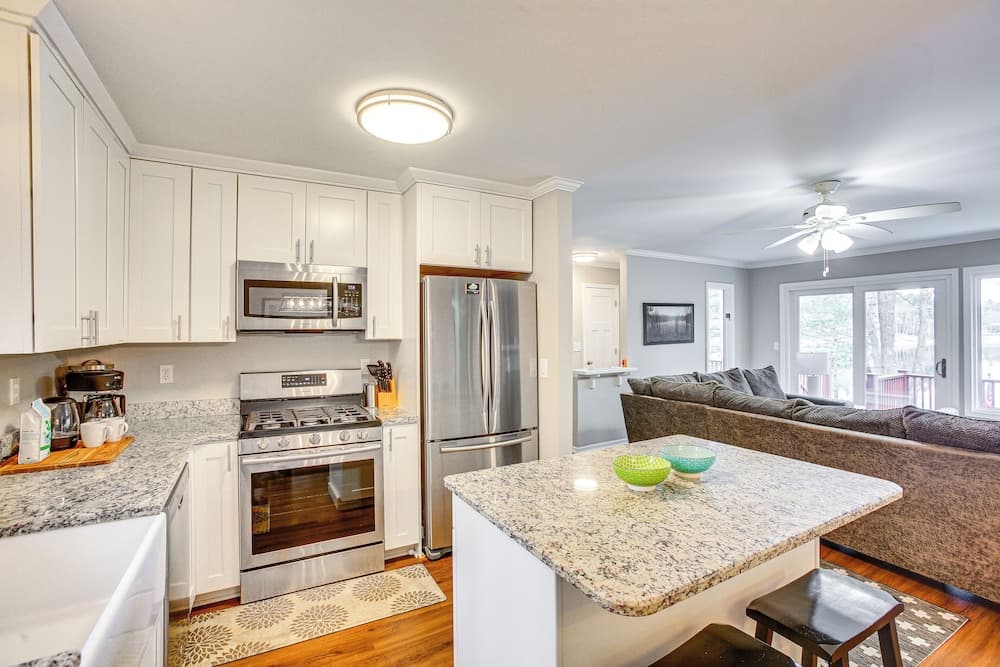 5 Mi to Mt Holiday: Spacious Home w/ Lake Views