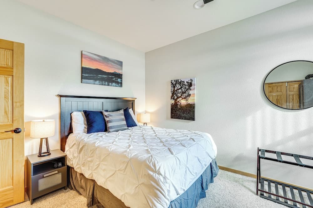 8 Mi to Keystone: Mtn-view Ski Retreat!