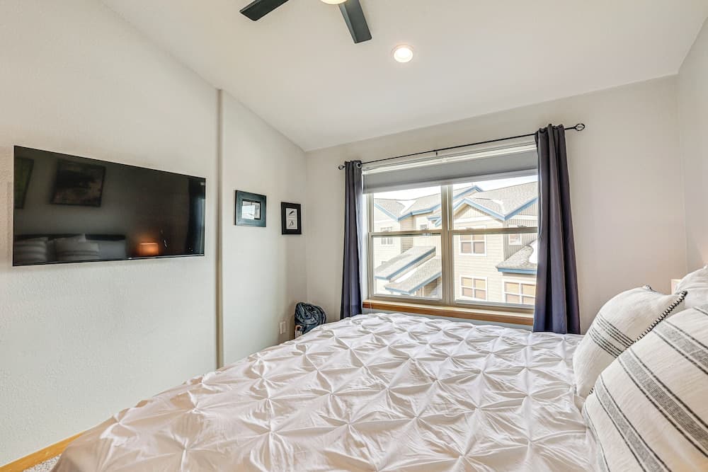 8 Mi to Keystone: Mtn-view Ski Retreat!