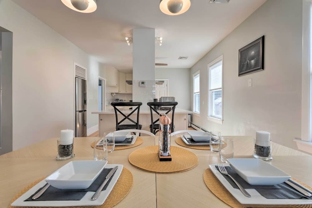Renovated Barrington Cottage w/ Beach Access!