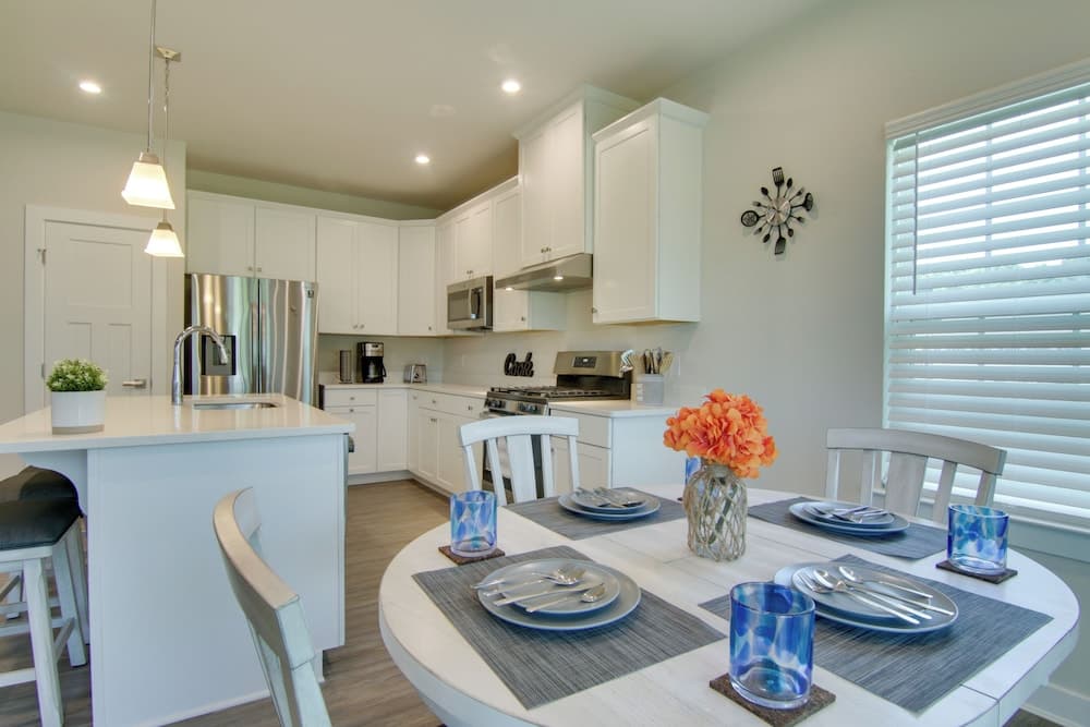 Covered Patio, Grill & Hammock: Frankford Home!