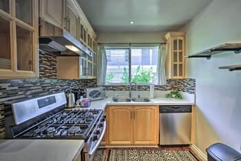 1st-floor Long Beach Condo: Walk to Eateries